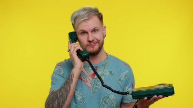 Neşeli turist sekreteri 80 'lerin telli vintage telefonundan konuşuyor.