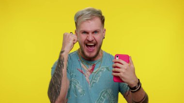 Mutlu, heyecanlı adam cep telefonu kullanıyor. 