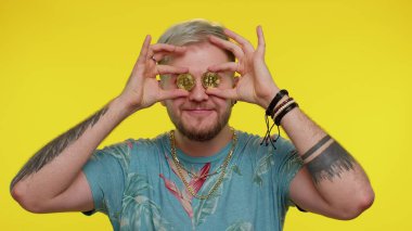 Yakışıklı, şık turist kandırıyor, altın bitcoin gösteriyor kripto para yatırımı, madencilik