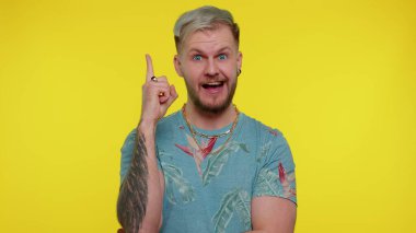 İlham verici stil sahibi bir adam Eureka jesti yaptı yaratıcı bir plan ortaya attı iyi bir fikirle heyecanlandı