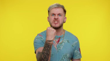 Saldırgan sinirli adam kameraya karşı dövüşmeye çalışıyor, yumruklarını sallıyor, ifadeyle boks yapıyor, cezalandırıyor.