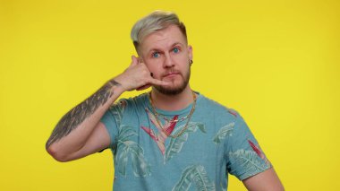 Tişörtlü neşeli bir adam kameraya bakıp, 