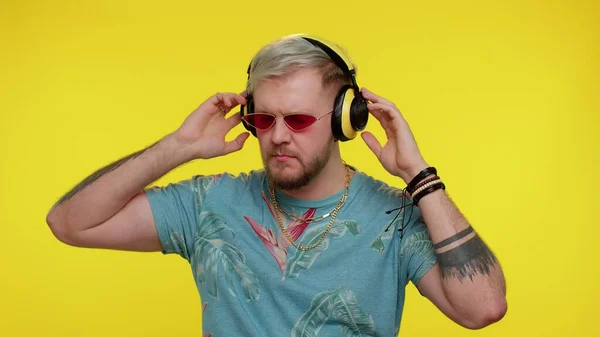 Alegre atraente homem ouvindo música via fones de ouvido e dançando disco brincando se divertindo — Fotografia de Stock