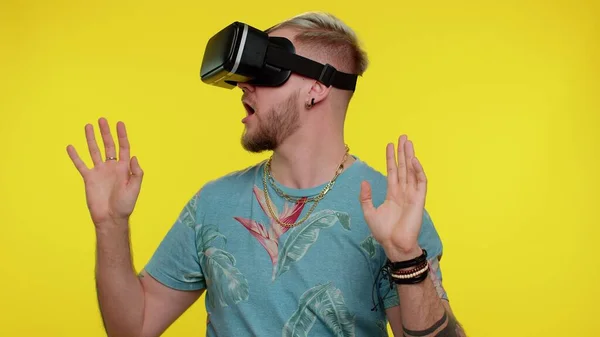 Hombre usando la tecnología futurista de realidad virtual casco de auriculares VR para jugar simulación videojuego 3D —  Fotos de Stock