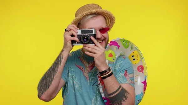 Homem fotógrafo turístico tirar fotos na câmera retro e sorrindo, viagens, férias de verão — Fotografia de Stock