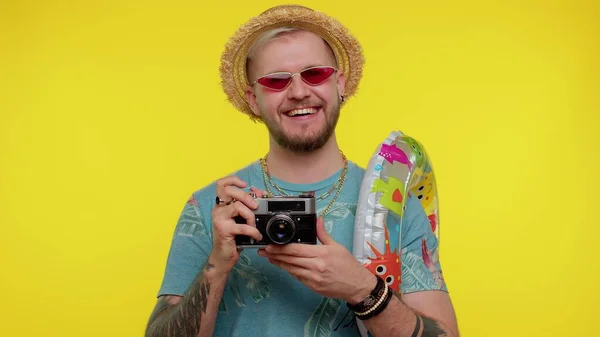 Hombre fotógrafo turístico tomando fotos en cámara retro y sonriendo, viajes, vacaciones de verano — Foto de Stock
