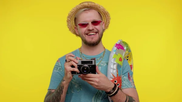 Hombre fotógrafo turístico tomando fotos en cámara retro y sonriendo, viajes, vacaciones de verano —  Fotos de Stock