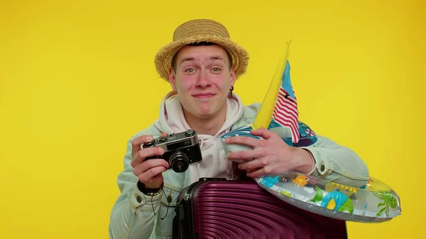 Homem fotógrafo turístico tirar fotos na câmera retro e sorrindo, viagens, férias de verão — Fotografia de Stock