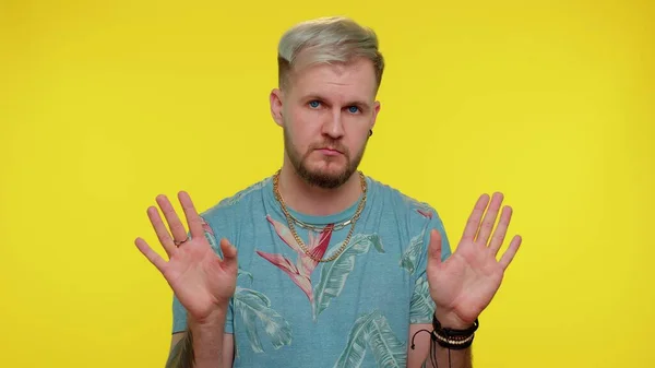 Άνθρωπος στο κίτρινο φόντο στούντιο δείχνοντας τα δάχτυλα ο ίδιος ρωτήσω ποιος είμαι όχι ευχαριστώ δεν το χρειάζομαι — Φωτογραφία Αρχείου