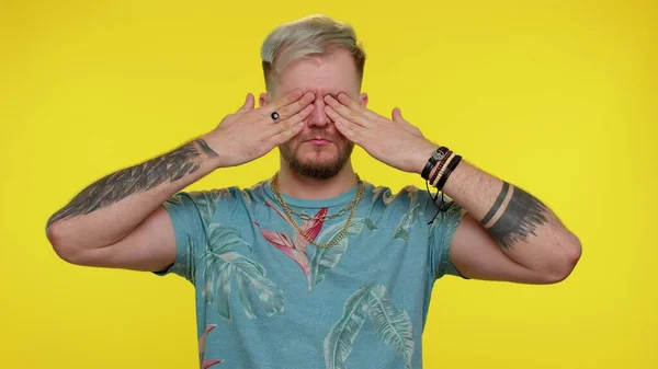 Homem turista de t-shirt fechando os olhos mostrando parar gesto, confuso tímido com medo de assistir algo — Fotografia de Stock