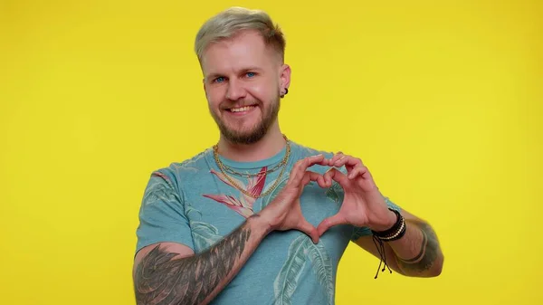 Leende turist man gör hjärta gest visar kärlek tecken uttrycker goda känslor och sympati — Stockfoto