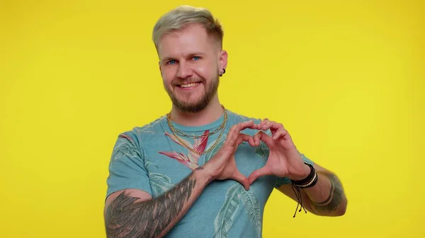 Sonriente turista hace gesto de corazón demuestra signo de amor expresa buenos sentimientos y simpatía — Foto de Stock