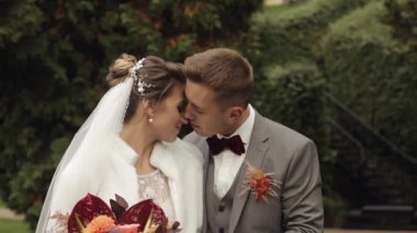 Yeni evliler, beyaz damat, yürüyen, kucaklaşan, parkta sarılan, düğün çifti.