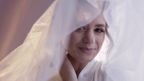 Brud i boudoir klänning under slöja och i en silke mantel, bröllop morgon förberedelser före ceremonin — Stockvideo