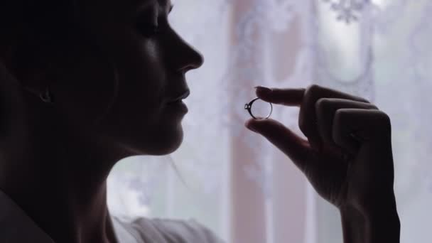 Novia en traje de noche, velo con anillo de compromiso cerca de la ventana. Cara de cerca sonriendo. Mañana de boda — Vídeos de Stock