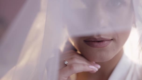 Mariée en robe de boudoir sous voile et en robe de soie, Matin de mariage, femme en robe de nuit et voile — Video