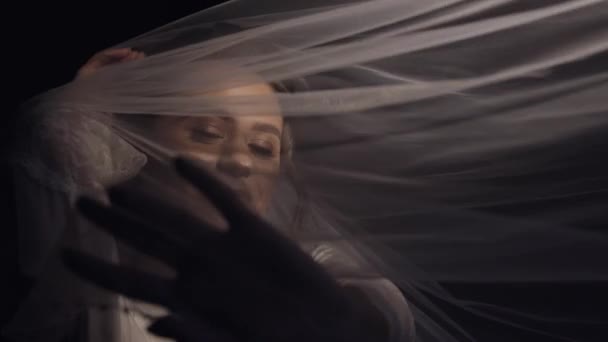 Novia en el vestido de tocador bajo el velo y en una túnica de seda, preparaciones de la mañana de boda antes de la ceremonia — Vídeos de Stock