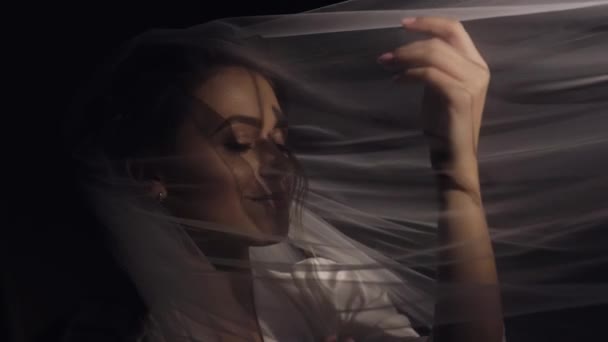 Mariée en robe de boudoir sous voile et en robe de soie, Matin de mariage, femme en robe de nuit et voile — Video