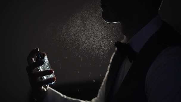 Groom splitter parfume eller deodorant på sig selv, bryllupsdag, slow motion, velklædt forretningsmand – Stock-video