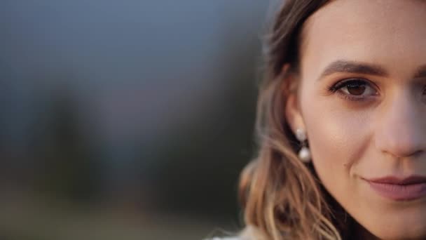 Primer plano de hermoso hermoso maquillaje bien arreglado novia cara de niña mirando a la cámara, día de la boda — Vídeos de Stock