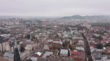 Ukrayna 'nın Lviv şehrinin insansız hava aracı görüntüsü, çatılar ve sokaklar üzerinde uçuş, antik şehrin manzarası.
