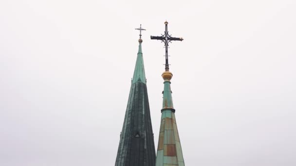 Vista aérea de la histórica Iglesia de los Santos Olga y Elizabeth antiguo templo gótico en la ciudad Lviv Ucrania — Vídeo de stock