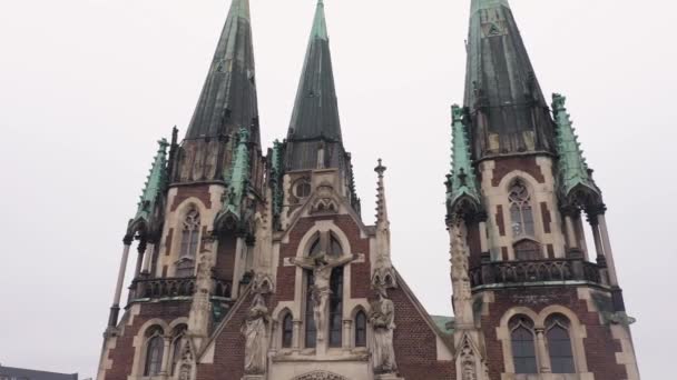 Повітряний вид історичної церкви Святих Ольги і Єлизавети старого готичного храму в місті Львові — стокове відео