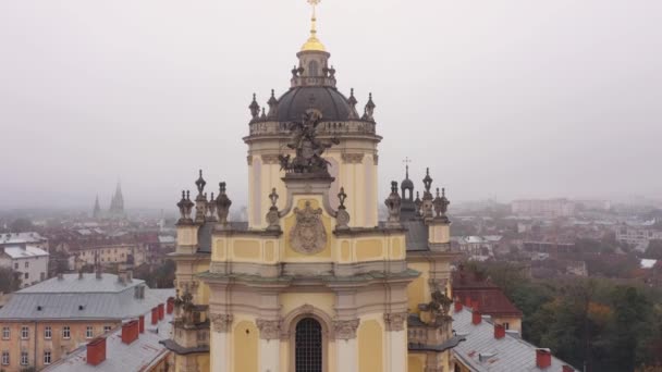 Αεροφωτογραφία του Αγίου Jura Georges Ουκρανικό Καθεδρικό ναό στην παλιά πόλη Lviv, Ουκρανία — Αρχείο Βίντεο