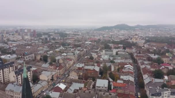 Drohnenaufnahme der Stadt Lviv, Ukraine, Flug über Dächer und Straßen, Blick auf die antike Stadt — Stockvideo