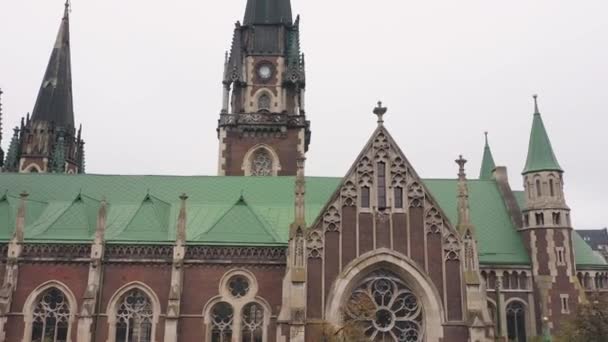 Letecký pohled na historický kostel sv. Olgy a Alžběty starý gotický chrám ve městě Lvov Ukrajina — Stock video