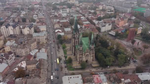 Vista aérea da histórica Igreja dos Santos Olga e Elizabeth antigo templo gótico na cidade Lviv Ucrânia — Vídeo de Stock