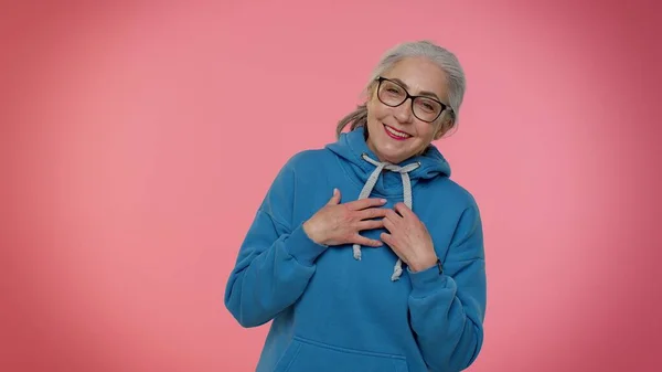 Feliz alegre anciana abuelita riendo en voz alta después de escuchar anécdota ridícula, broma divertida — Foto de Stock