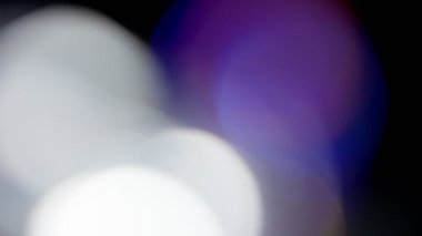 Çok renkli ışık, siyah arkaplanda görüntü sızdırıyor. Lens sızıntısı, geçişleri engelliyor.