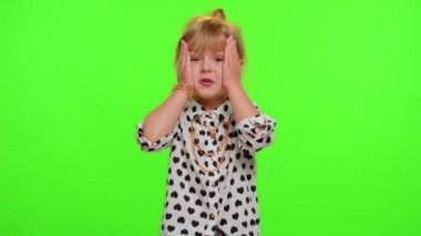 Heyecanlı çocuk el kaldırıyor. Büyük gözlerle kameraya bakıyor. Zafer.