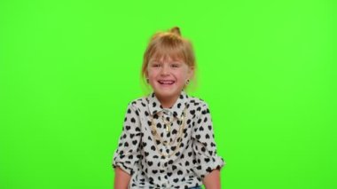 Gülen çocuk komik anekdot, komik fıkra, kaygısız eğlence dinledikten sonra kahkahalarla gülüyor.