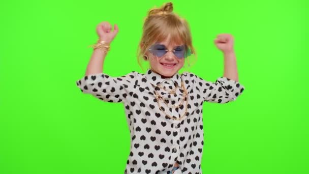小さな十代の子供の女の子お祝いの成功の叫び喜びを行う勝者手ジェスチャーはい — ストック動画