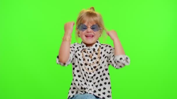 Portrét legračního blonďatého dítěte, jak křičí, zvedá ruce v gestu, že jsem to udělal, oslavuje úspěch — Stock video