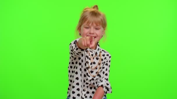 Szőke tini gyerek gyerek lány nevet ki hangosan, miután meghallotta nevetséges anekdota, vicces vicc, pozitív — Stock videók