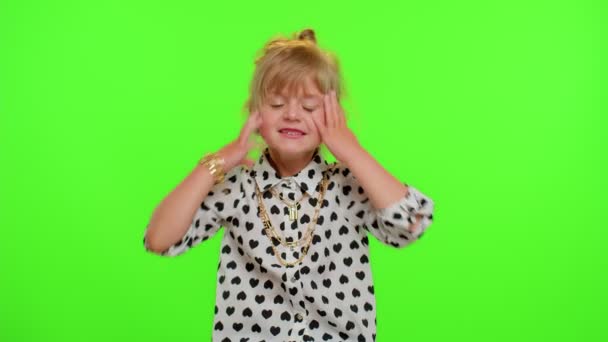 Frustriert genervtes Kind hebt die Hände, streitet, fragt nach dem Grund des Konflikts, schreit — Stockvideo