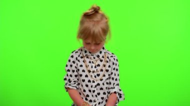 Komik, komik, çılgın çocuk çılgın duygular sergiliyor, aptal suratlar yapıyor, deliriyor.