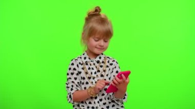 Web 'de yeni gönderi yazan cep telefonu kullanan kız, SMS iletisi, gezinme, sosyal ağların bağımlılığı