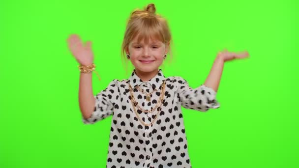 Niña rubia niña niña olas palma de la mano en gesto de hola da la bienvenida a alguien, emociones positivas — Vídeos de Stock