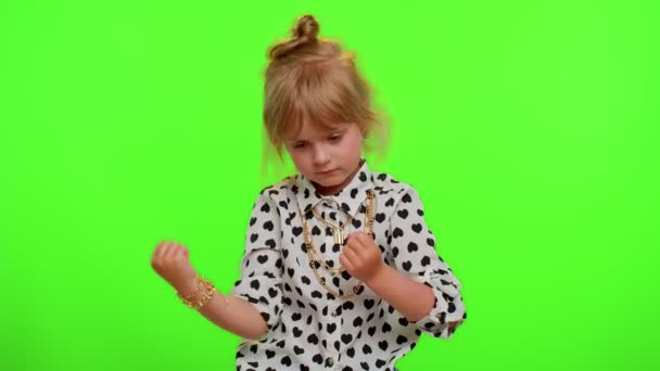 Веселая маленькая девочка весело танцует и движется в ритме, подтягивая руки — стоковое видео