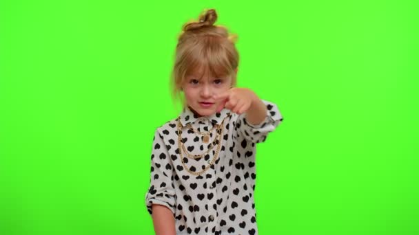 Enfant fille pointant vers la caméra et montrant geste stupide, blâmant un idiot pour plan fou — Video