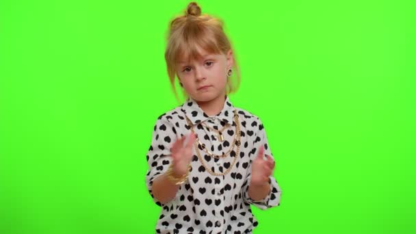 Trots grappig blond tiener kind meisje applauds en knikken in goedkeuring, succesvol goed werk — Stockvideo