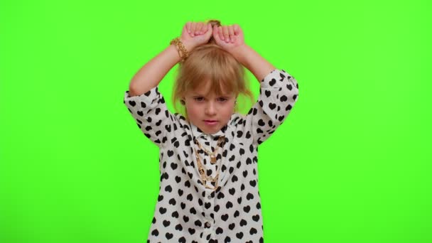 Charmant drôle adolescent enfant fille souriant amical et faire lapin oreilles geste sur la tête, avoir du plaisir — Video