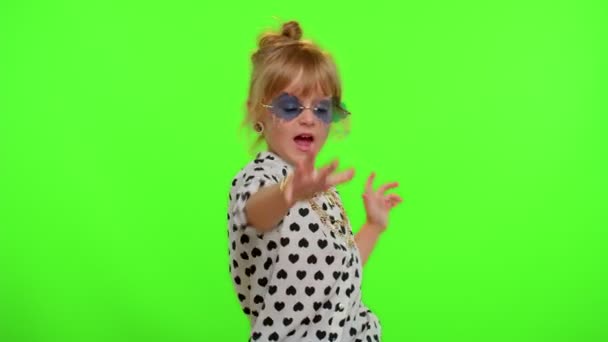 Kleines Teenie-Kind mit stylischer Sonnenbrille, Musik hören, Disco tanzen, albern, Spaß haben — Stockvideo