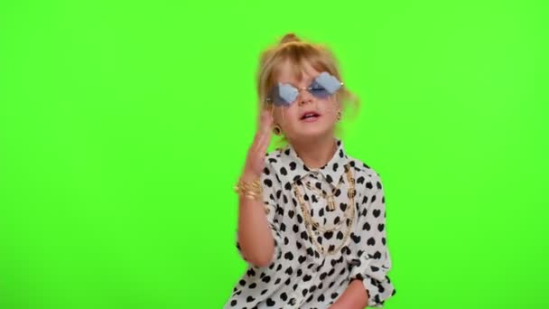 Malá teen dítě dívka ve stylové sluneční brýle poslech hudby, taneční diskotéka, oklamání, baví — Stock video