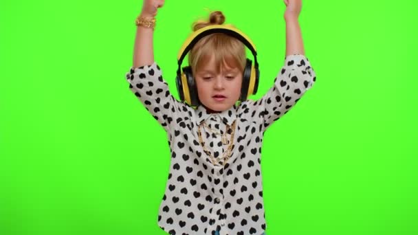 Приваблива блондинка дитина слухає музику через навушники, танцює дискотеку, весела вечірка — стокове відео
