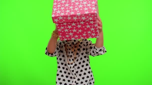 Alegre elegante niña abriendo caja de regalo, gran asombro de felicidad, satisfecho con el mejor regalo — Vídeos de Stock